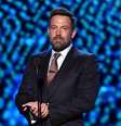 Ben Affleck exibe aliança de casamento durante premiação esportiva em Los Angeles, na noite desta quarta-feira (15)  Foto:  Kevin Winter / Getty Images