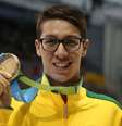 Brandonn Almeida exibe medalha de ouro da prova dos 400 m medley  Foto: Satiro Sodré/SS Press / Divulgação