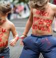 Em protesto a favor do parto normal, crianças exibem mensagem: 'Nasci cercado de doula'  Foto: Getty