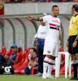 Luís Fabiano foi expulso contra o Sport e saiu ofendendo a arbitragem  Foto: Marlon Costa / Futura Press