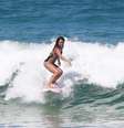 Dani Suzuki manda ver no surfe na praia na praia da Reserva, no Rio de Janeiro  Foto: Dilson Silva / AgNews