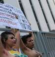 Ativistas do movimento feminista Bastardxs realizam protesto contra a utilização do dinheiro da Petrobrás para financiar festas e prostituição de luxo para políticos brasileiros   Foto: Leonardo Benassatto / Futura Press