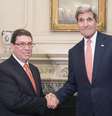 O secretário de Estado dos EUA, John Kerry, cumprimenta o chanceler de Cuba, Bruno Rodríguez  Foto: Michael Reynolds / EFE