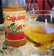 A cajuína, bebida típica do Piauí, é feita com suco 100% natural do caju  Foto: Eduardo Sá / Divulgação