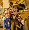 Já imaginou ser recebido a bordo de um cruzeiro pelo Mickey, Minnie, Pato Donald, Pateta e o Dumbo?  Foto: Disney Cruise Line/Divulgação