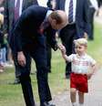 Príncipe William segura a mão do filho, George, que completou 2 anos  Foto: Getty Images 