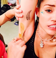 Miley Cyrus posta foto durante depilação da axila, com cara de dor  Foto: @Miley Cyrus  / Instagram/Reprodução