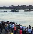 Pessoas observam local de acidente envolvendo dois barcos no Rio Nilo, no Egito  Foto: EFE
