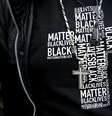 Manifestante exibe camiseta com nome do movimento "Black Lives Matter" em formato de crucifixo  Foto: Patrick Smith / Getty Images