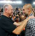 Felipão cumprimenta Guardiola antes do amistoso contra Bayern  Foto: Alexander Hassenstein / Getty Images 