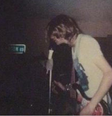 Kurt Cobain durante primeira apresentação do Nirvana, em 1987, em Washington, Estados Unidos  Foto: @Maggie Poukkula / Twitter