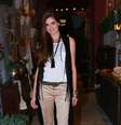 Camila Queiroz, a Angel de Verdades Secretas, é modelo também na vida real. Para ela, a calça flare ficou ótima, combinando com a camiseta branca e o colete de franjas. O estilo anos 70 é uma das tendências que prometem vir com tudo para o verão  Foto: Léo Franco e Raphael Castello   / AgNews