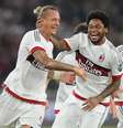 Mexès, autor do gol do jogo, comemora com Luiz Adriano, que fez sua estreia pelo Milan  Foto: AC Milan / Instagram