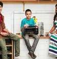 Luiz, Davi e Pamella se preparam para produzir suas invenções no Gambiarra Favela Tech, no Complexo da Maré  Foto: Luiz, Davi e Pamella se preparam para produzir suas invenções no Gambiarra Favela Tech, no Complexo da Maré