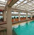 Entre os atrativos são as piscinas com teto transparente e retrátil, como no Rhapsody of the Seas  Foto: Royal Caribbean International/Divulgação