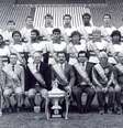Elenco, comissão e diretoria do Coritiba posam para a foto oficial do título de 1985  Foto: Divulgação/Coritiba