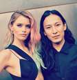 O estilista Alexander Wang ao lado da modelo Abbey Lee Kershaw, no Inspiration Gala New York, em junho de 2015  Foto: Mike Coppola / Getty Images