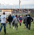 Imigrantes tentam atravessar a fronteira de forma ilegal pelo Eurotúnel  Foto: Twitter / Reprodução