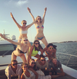 Amy Schumer posta foto de pirâmide humana com Jennifer Lawrence no topo  Foto: @Amy Schumer  / Instagram/Reprodução