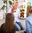Serão distribuídos 3,3 mil kits a partir de agosto. O material oferece roteiros de peças com temáticas relacionadas ao universo jovem  Foto: iStock