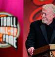 Phil Knight começou importando calçados do Japão e hoje administra a 18ª marca mais valiosa do mundo  Foto: Jim Rogash / Getty Images