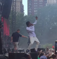 Seguranças tentam conter a plateia, enquanto antes de o rapper Travis Scott ser preso   Foto: Reprodução Youtube