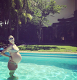 Luana Piovani exibe barrigão de gêmeos na piscina, na reta final da gestação  Foto: @luapio / Instagram/Reprodução