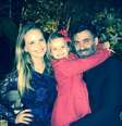 Fernanda, a filha Luisa e o marido, Raoni Carneiro  Foto: Cheguei ao Mundo  / Reprodução