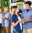 Acertar no tamanho da equipe de vendas contribui para reduzir custos operacionais e aumentar a taxa de conversão da loja  Foto: Tyler Olson / Shutterstock