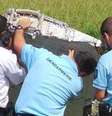 Policiais da ilha Reunião examinam o fragmento da asa do Boeing 777.  Foto: EPA