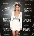 Modelo Gigi Hadid prestigia evento de moda na Austrália com vestido decotado, inspirado no visual dos anos 1960  Foto: Brendon Thorne  / Getty Images
