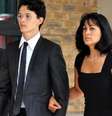 Gilmour e a mulher Polly Samson acompanharam o filho, Charlie, ao julgamento em 2011  Foto: PA
