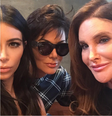 Kim Kardashian (à esq) posta foto que mostra a mãe, Kris (ao centro), e o ex-padrasto Caitlyn Jenner, juntos pela primeira vez desde a transição de gênero de Bruce Jenner  Foto: @Kim Kardashian / Instagram/Reprodução