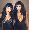Kim (à dir.) e Kourtney Kardashian aderem a visual gótico para ensaio  Foto: @Kim Kardashian / Instagram/Reprodução