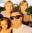 Luciano Huck com os filhos Joaquim (acima, à dir.), Benício e Eva  Foto: @Luciano Huck / Instagram/Reprodução