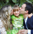 Ticiane Pinheiro posta foto ao lado da filha, Rafaela, e do namorado, César Tralli  Foto: @ticipinheiro / Instagram/Reprodução