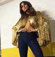 Será que Sabrina Sato ia para uma festa temática dos anos 70? Tomara que sim, pois para usar essa blusa dourada cheia de franjas e calça flare, só mesmo vestida a caráter. A blusa lembra bandô de cortina, com tantas tiras brilhantes. E cortina com gosto duvidoso. A calça flare está em alta, mas as duas peças juntas ficaram over  Foto: @sabrinareal/Instagram / Reprodução