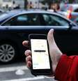 Formas de regulamentar o Uber e serviços parecidos são discutidas em vários países e cidades  Foto: Aplicativo Uber (AFP)