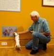Cachorros se comportaram durante visita ao museu, mas interesse na arte teve que ser "comprado"  Foto:  Clarissa Neher