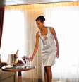 Peças como vestidos, maiôs e shorts jeans são ideais para compor a mala de um cruzeiro  Foto: Celebrity Cruises/Divulgação
