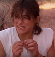 Michelle Rodriguez faz cara de nojo ao comer o rato, que está entre seus dentes, durante programa da TV britânica  Foto: Reprodução/Youtube