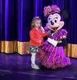 Eva, filha de Angélica e Luciano Huck, com Minnie na estreia do espetáculo “Disney Live! O Caminho Mágico de Mickey &amp; Minnie", no Rio de Janeiro, na noite desta quarta-feira (12)  Foto: Alex Palarea / AgNews