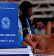 O Ministério do Planejamento anunciará um calendário de saque com base na data de nascimento dos trabalhadores. De acordo com o governo, a medida tem potencial para injetar até R$ 30 bilhões na economia e estará disponível para 10,2 milhões de trabalhadores.  Foto: Agência Brasil