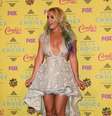Modelo da grife Michael D usado por Britney Spears lembra mais figurino de dançarina de cabaré. O corte mullet, mais curto na frente, não valoriza a silhueta em forma da cantora.  Foto: Jason Merritt / Getty Images