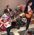 Graças ao sucesso na web, meninas conseguiram arrecadar o dinheiro necessário para estudar música em Boston (Foto: thewarningband.com)  Foto:  thewarningband.com