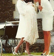 Na montagem, a princesa Diana observa a neta, Charlotte, no colo de Kate Middleton  Foto: Mary Kohnke / Facebook/Reprodução