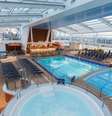 Água salgada nas piscinas é uma das curiosidades sobre cruzeiros  Foto: Royal Caribbean International/Divulgação