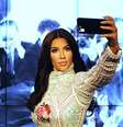 Para muitos, Kim Kardashian pode ser vista como un produto artificial, como a boneca do Museu de Madame Tussauds. Para os 43,3 milhões de seguidores no Instagram ela é um ícone  Foto: Getty Images
