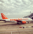 Passageiro é preso em avião da EasyJet após tentar embarcar com duas malas de mão  Foto: @Easyjet / Instagram/Reprodução