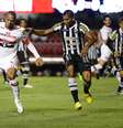 Lesão no joelho direito tira Luis Fabiano de ação por até um mês  Foto: Nelson Coelho